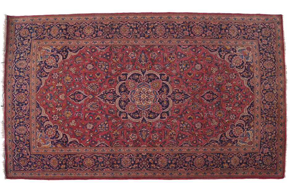 EARLY TWENTIETH-CENTURY KASHAN RUG on red ground, with central medallion 203 x 136 cm.