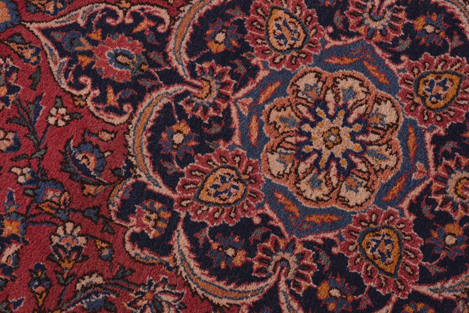 EARLY TWENTIETH-CENTURY KASHAN RUG on red ground, with central medallion 203 x 136 cm. - Image 2 of 5