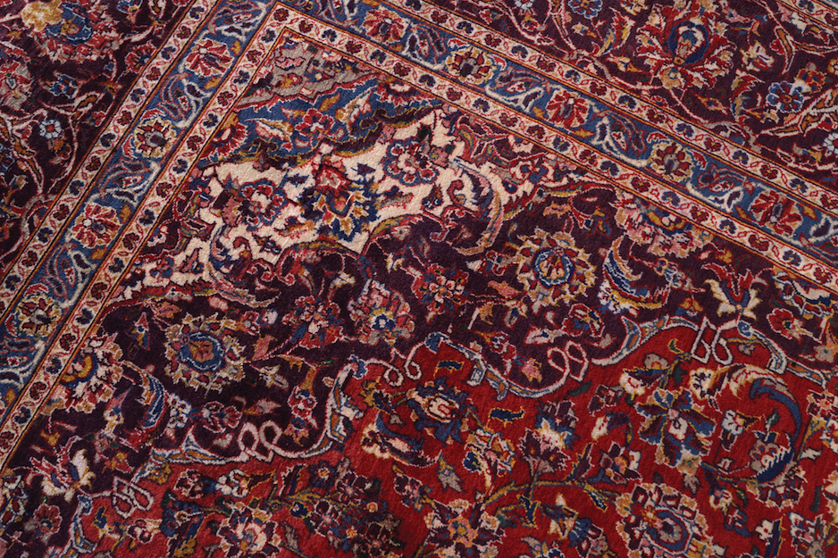 LARGE MID TWENTIETH-CENTURY WEST PERSIAN KASHAN CARPET on red ground, with ivory and blue - Image 3 of 5