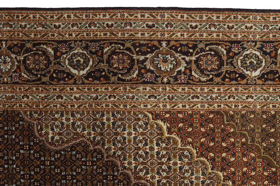 EARLY TWENTIETH-CENTURY NORTHWEST PERSIAN SILK AND WOOL TABRIZ MAI CARPET 208 x 298 cm. - Image 2 of 7