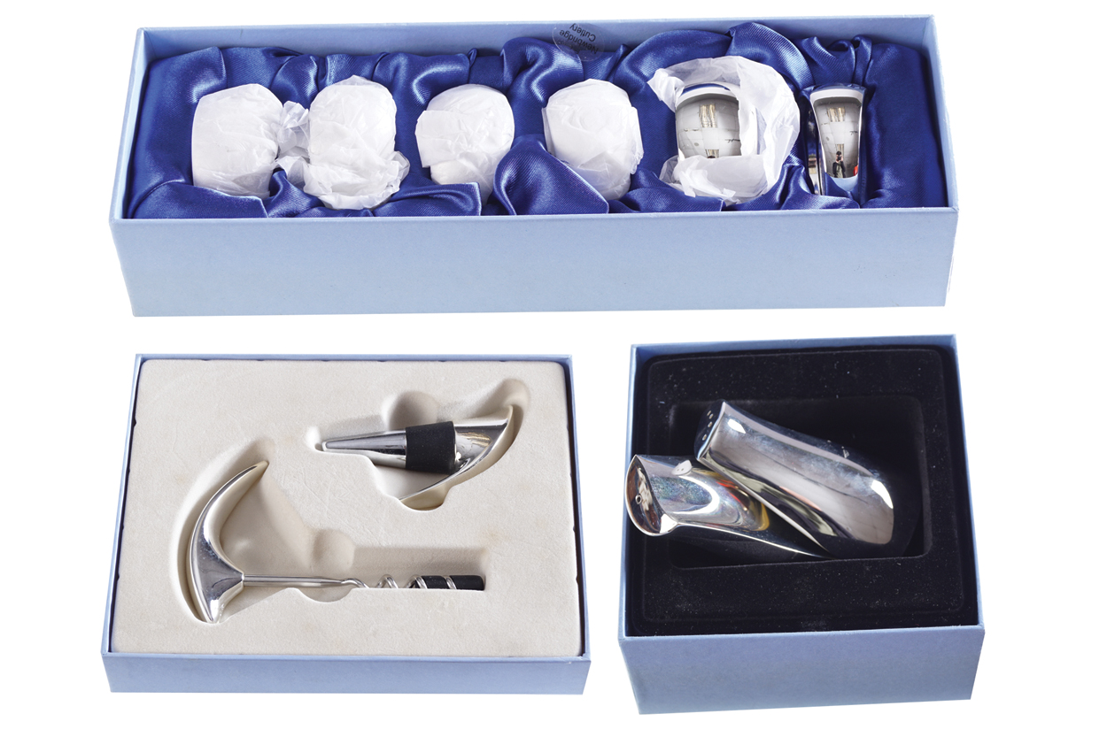 COLLECTION OF NEWBRIDGE SILVERWARE6 silver napkin rings, wine bottle opener and stopper, salt and