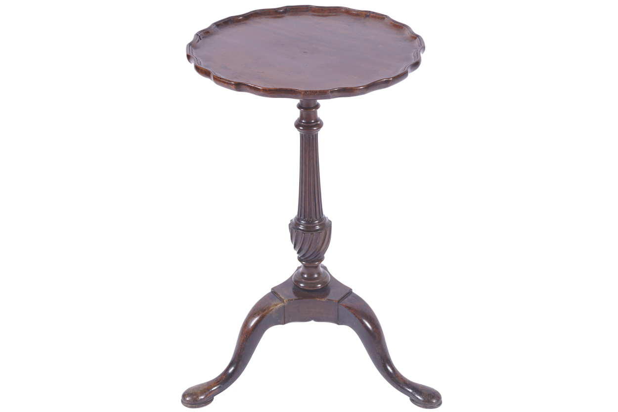 GEORGE III PERIOD MAHOGANY WINE TABLE the circular serpentine shaped top, with a piecrust border,