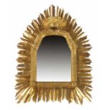 Spiegel mit Krone und Flammenkranz 20. Jh., Holz beschlagen mit poliertem Messing, der Spiegelrahmen