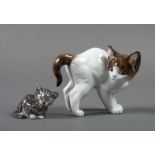 2 Katzen Rosenthal, Selb, nach 1957, Porzellan mit naturalistischer Unterglasurstaffierung,