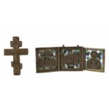 Triptychon und Kreuz Russland, 19. Jh., Bronze, reliefiert und part. emailliert, 1x Tiptychon: