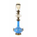 Große Petroleumlampe Ende 19. Jh., Messing/Porzellan/Glas, blau gefasster und floral goldbemalter