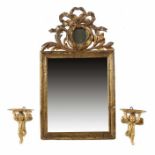 Spiegel und zwei kleine Konsolen Spiegel 19. Jh., mit geschnitztem und vergoldetem Holzrahmen, die