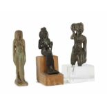 3 Figuren Ägypten, Bronze/heller Scherben, 1 Figurfragment eines Sklaven, fixiert auf Stand, 1