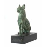 Katze Ägypten, Bronze, vollplastisch ausgeformte, auf den Hinterläufen sitzende Katze, auf