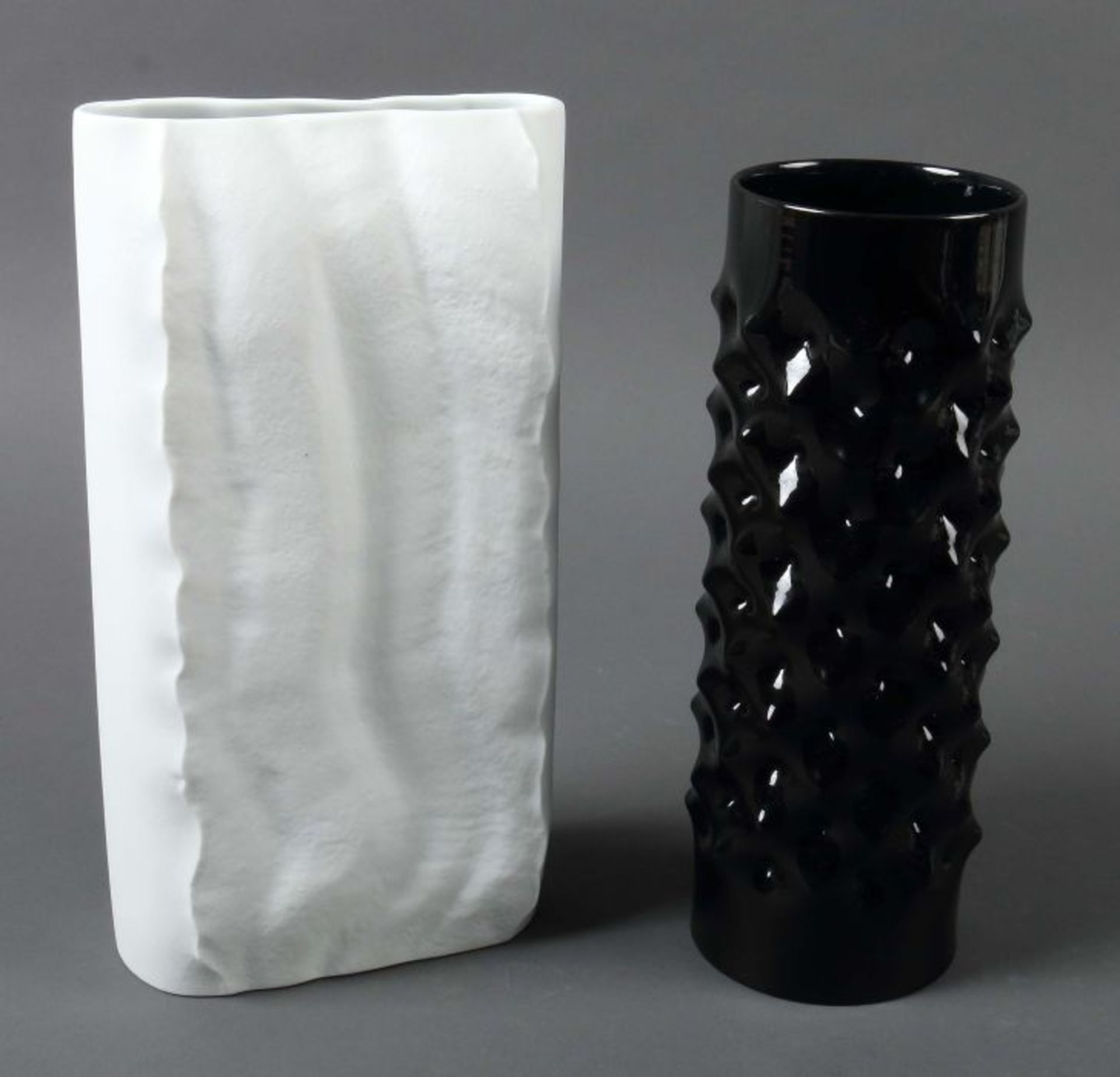 2 Vasen Rosenthal, Selb, Ende 20. Jh., Porzellan, 1x zylindrische Vase aus schwarz glasiertem und - Image 2 of 3