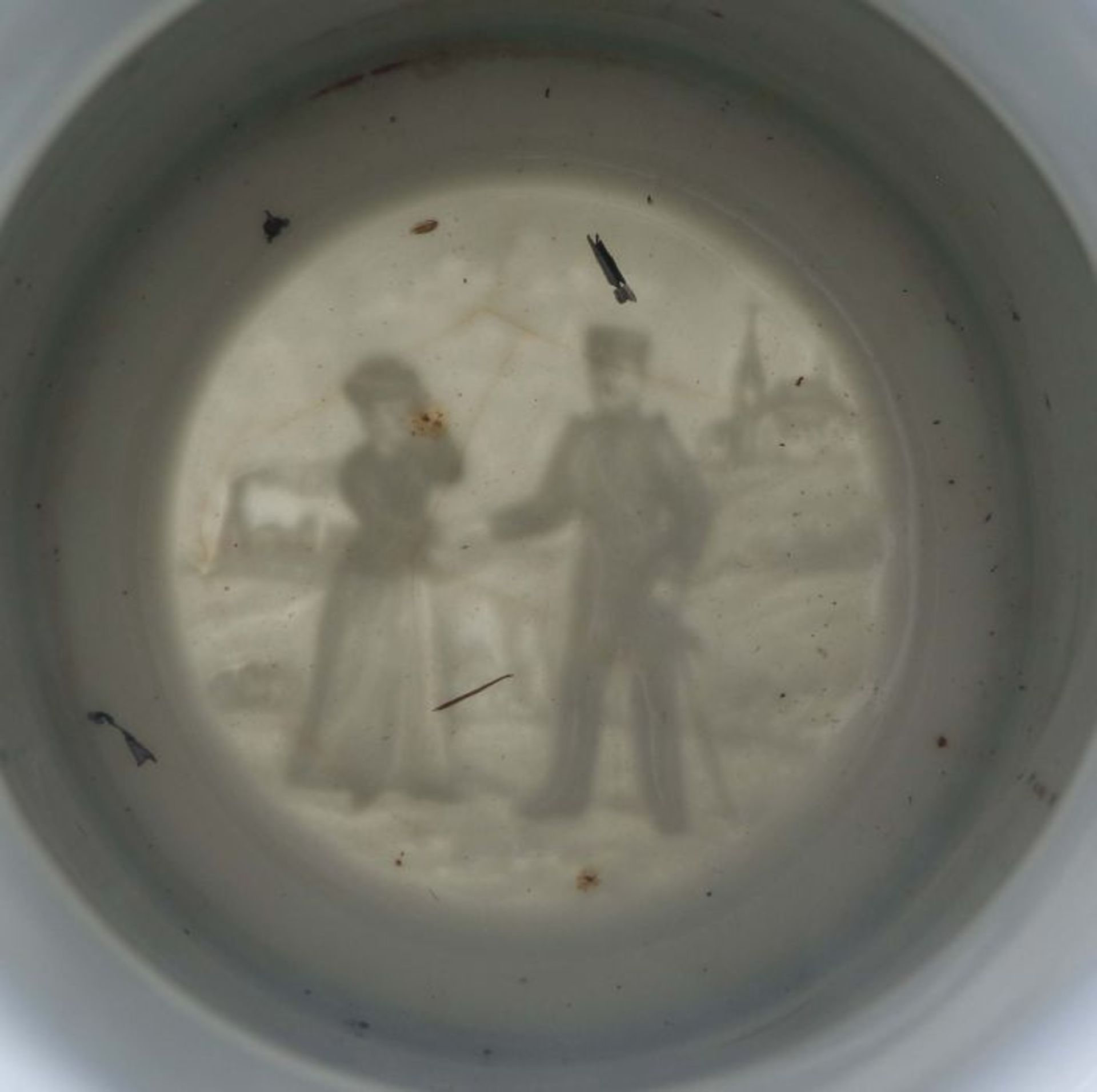 Bäckerkrug Anfang 20. Jh., Porzellan mit polychromem Aufglasurdekor, schauseitig das Zunftzeichen - Image 4 of 4