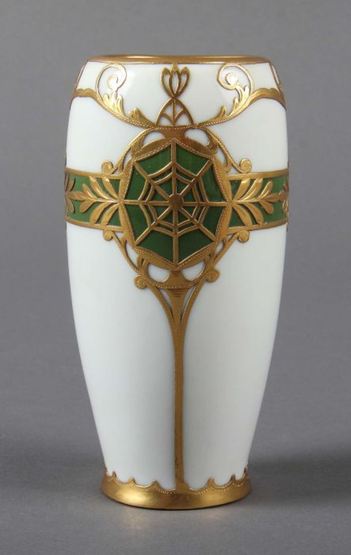 Kleine Vase mit Messingoverlay 1. Hälfte 20. Jh., Porzellan, glasiert, durchbrochen gearbeitetes