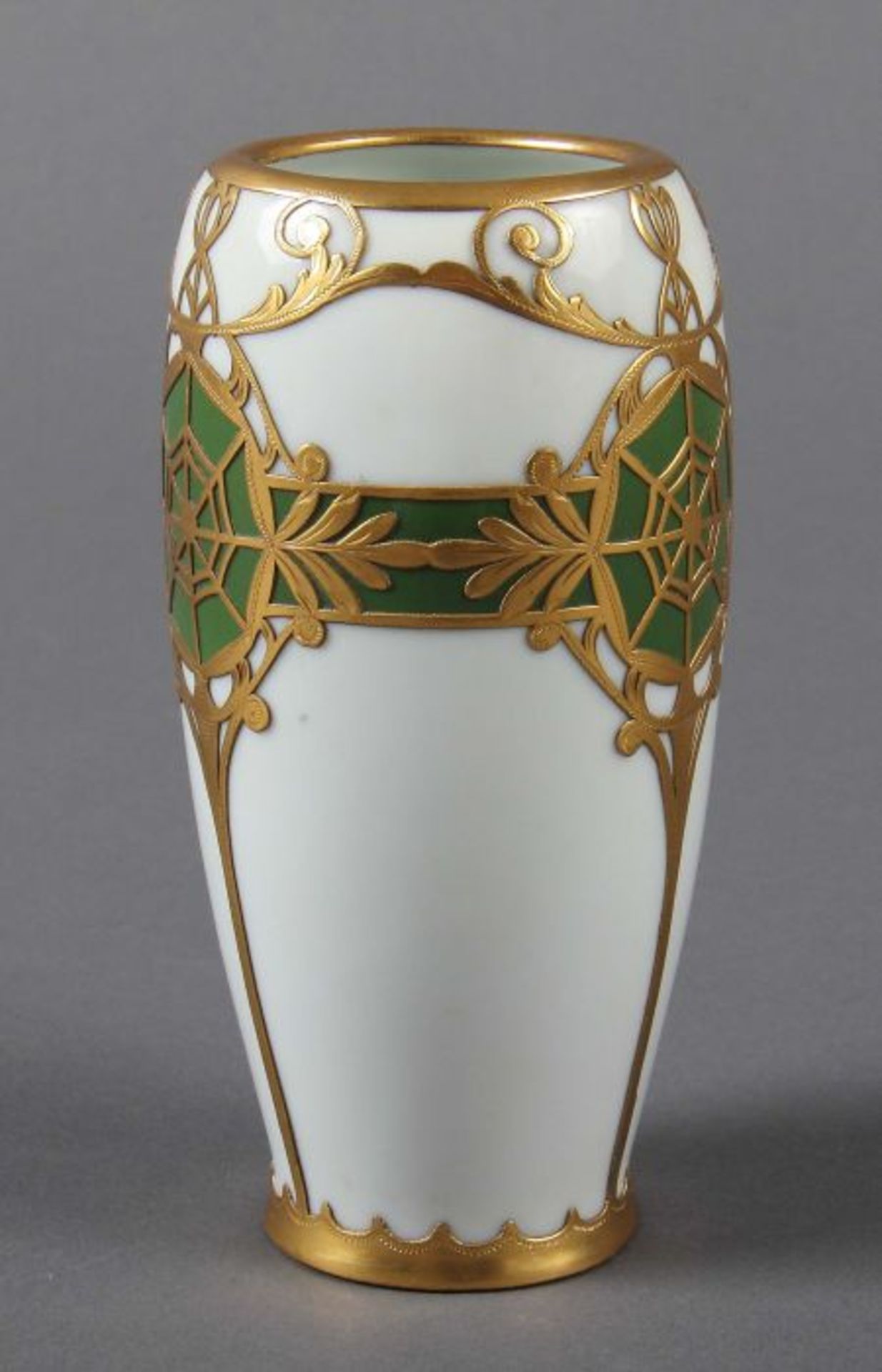 Kleine Vase mit Messingoverlay 1. Hälfte 20. Jh., Porzellan, glasiert, durchbrochen gearbeitetes - Image 2 of 3