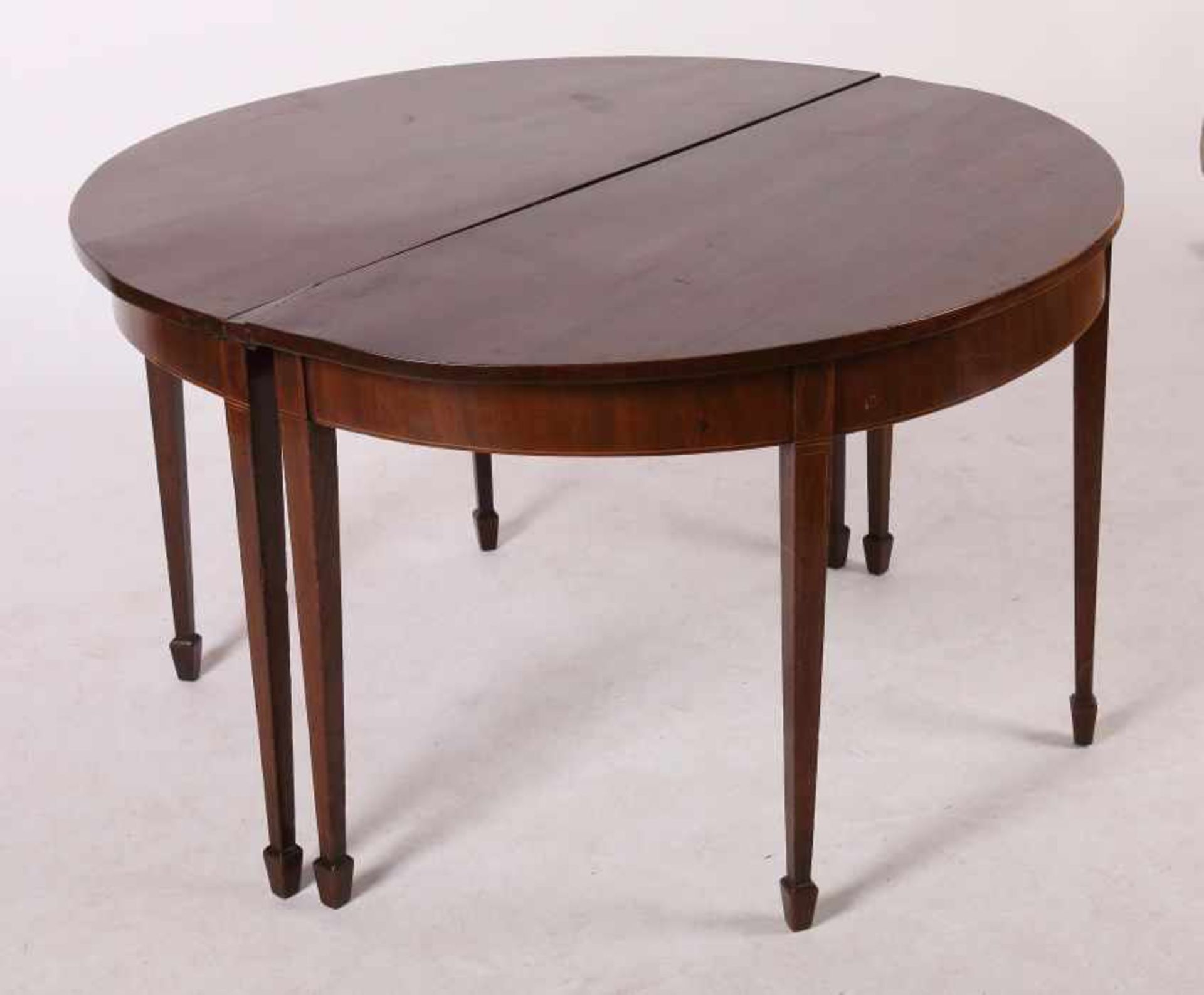 Teilbarer runder Tisch wohl England, 19. Jh., Mahagoni, das Möbel ist zu 2 demi lune-Tischen mit - Bild 2 aus 2