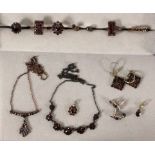 LOT VON 12 TEILEN GRANATSCHMUCK Silber, vergoldet. A LOT OF 12 GARNET JEWELLERY ITEMS Gilt silver.