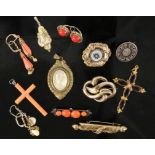 12 TEILE ANTIKER SCHMUCK um 1900. Vergoldet, teils mit Koralle, Grandeln, Perlmutt, Perlchen,