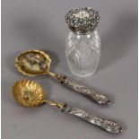 ZUCKERSTREUER UND 2 SAHNELÖFFEL um 1900 Griffe, bzw. Deckel Silber A SUGAR CASTER AND 2 CREAM SPOONS