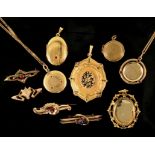 10 TEILE ANTIKER SCHMUCK um 1900. Broschen und Medaillons, vergoldet. 10 ANTIQUE JEWELLERY ITEMS ca.