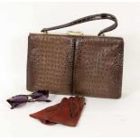 KROKOLEDER HANDTASCHE, Lederhandschuhe und Retro-Sonnenbrille A CROCODILE LEATHER BAG, leather