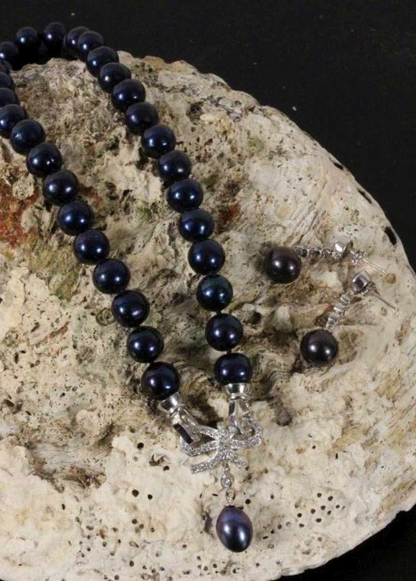 PERLENCOLLIER mit schwarzen Perlen und silbernem Anhänger in Schleifenform. L. ca. 40cm. Dazu