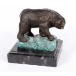 RUSSISCHER BÄR Patinierte Bronze. Marmorsockel. H.17,5cm A RUSSIAN BEAR Patinated bronze. Marble