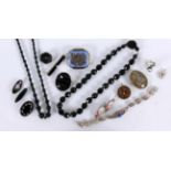 LOT 15 TEILE TRACHTEN UND TRAUERSCHMUCK A LOT 15 COSTUMES AND MOURNING JEWELLERY ITEMS