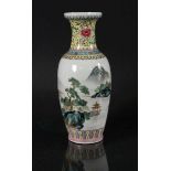 BALUSTERFÖRMIGE VASE China Porzellan. Farbig gemalte Insellandschaft mit Tempeln und