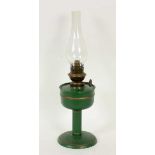 PETROLEUMLAMPE um 1920 Messing, grün lackiert. H.39cm AN OIL LAMP ca. 1920 Brass, green lacquered.