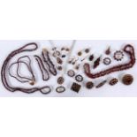 LOT VON 28 TEILEN GRANATSCHMUCK meist mit vergoldeten Fassungen A LOT OF 28 GARNET JEWELLERY ITEMS