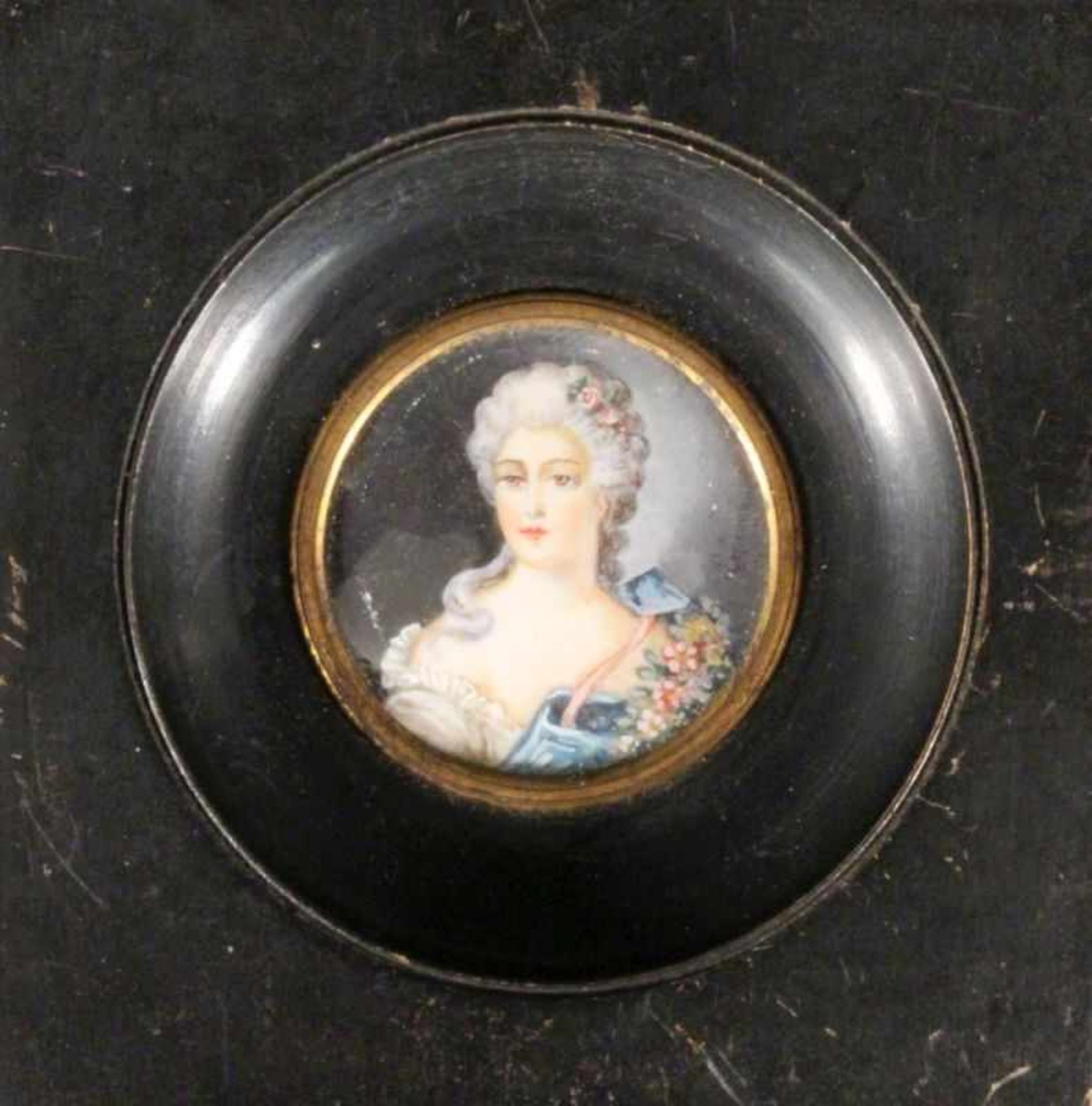 MINIATUR Bildnis einer Dame des Barock. Farbig auf Elfenbein gemalt. Bez.: Lepine. Rund, D.4,5cm A