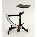 ALTE BRIEFWAAGE Eisen und Messing mit emaillierter Skala. H.27cm AN OLD LETTER SCALE Iron and