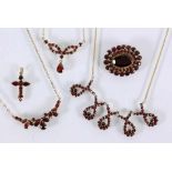 LOT VON 5 TEILEN GRANATSCHMUCK gefaßt in 333/000 Gelbgold A LOT OF 5 GARNET JEWELLERY ITEMS set in