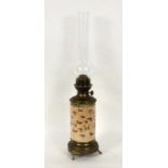 PETROLEUMLAMPE um 1900 Messing mit Keramikbehälter. Farbig bemalt mit Insekten. H.55cm AN OIL LAMP