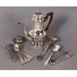 LOT 12 TEILE VERSILBERTES Mokkakanne, Besteckteile A LOT OF 12 SILVER-PLATED ITEMS Coffee pot,