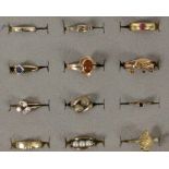 LOT VON ALTEN 12 RINGEN 333/000 Gelbgold mit Besatz. A LOT OF 12 OLD RINGS 333/000 yellow gold.