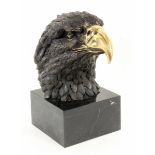 ADLERKOPF 20.Jh. Patinierte Bronze mit vergoldetem Schnabel. Marmorsockel. H.33cm AN EAGLE'S HEAD