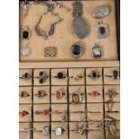 LOT VON 30 TEILEN SCHMUCK Meist Silber A LOT OF 30 JEWELLERY ITEMS Mostly silver