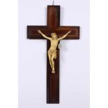 KRUZIFIX Holzkreuz mit Christus aus elfenbeinfarbiger Masse. H.40cm A CRUCIFIX A wooden cross with