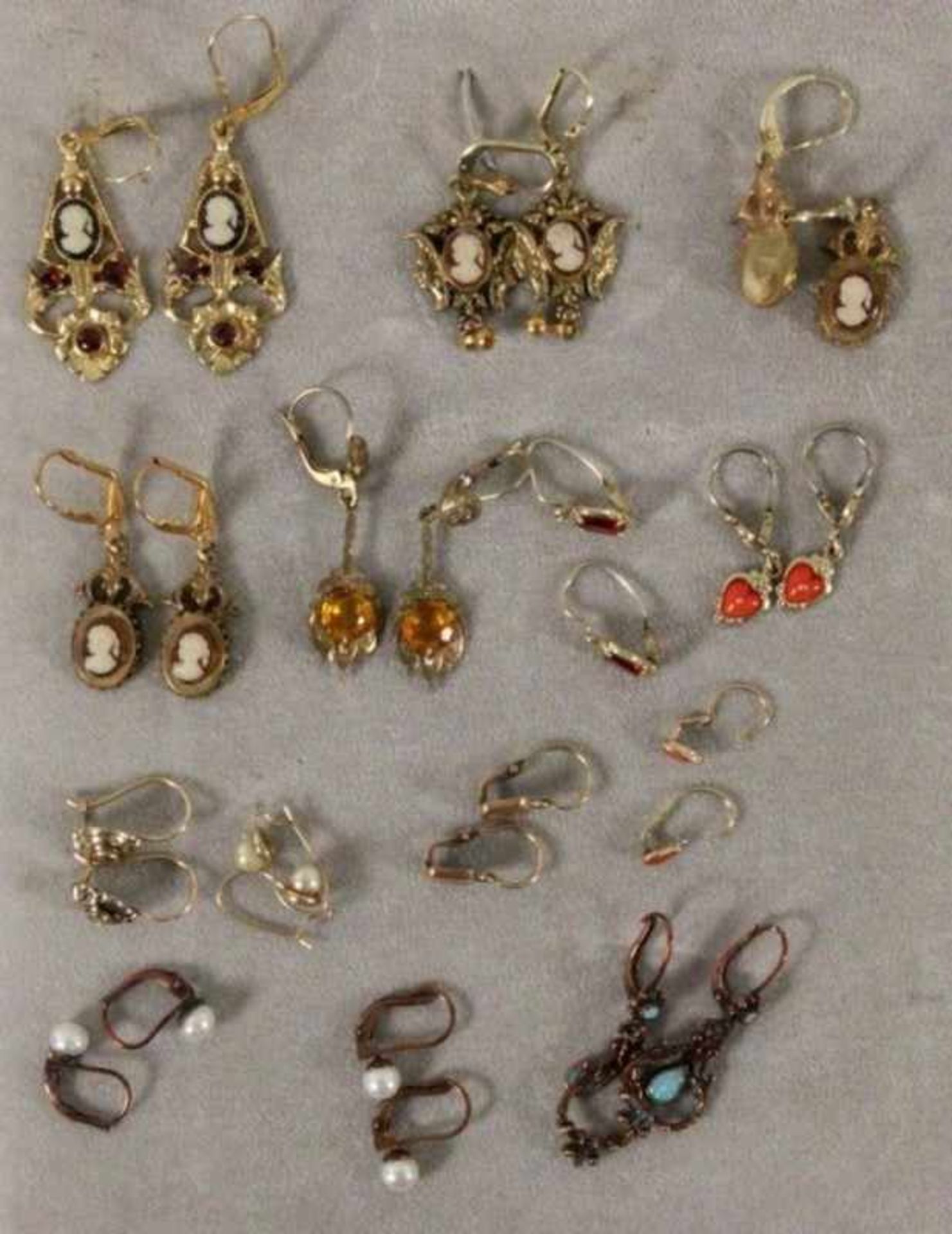 14 PAAR OHRRINGE Silber, Doublé. Teils mit Kameen, Koralle, Opalen oder Perlen. 14 PAIRS OF EARRINGS