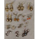 14 PAAR OHRRINGE Silber, Doublé. Teils mit Kameen, Koralle, Opalen oder Perlen. 14 PAIRS OF EARRINGS