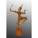 TEMPELWÄCHTER Thailand Bogenschütze Rama. Bronze, vergoldet. Auf Holzsockel. H.39/49,5cm A TEMPLE