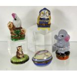 LOT VON 5 MINIATUR PORZELLANDOSEN mit farbiger Bemalung und bronzierter Metallmontur. Limoges A