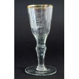 BAROCKES KELCHGLAS Deutsch, 18.Jh. Farbloses Glas mit geschnittenem Dekor und Sinnspruch. H.14cm A