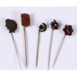 LOT VON 5 KRAWATTENNADEL 3 mit Granatbesatz A LOT OF 5 TIE PINS 3 set with garnets