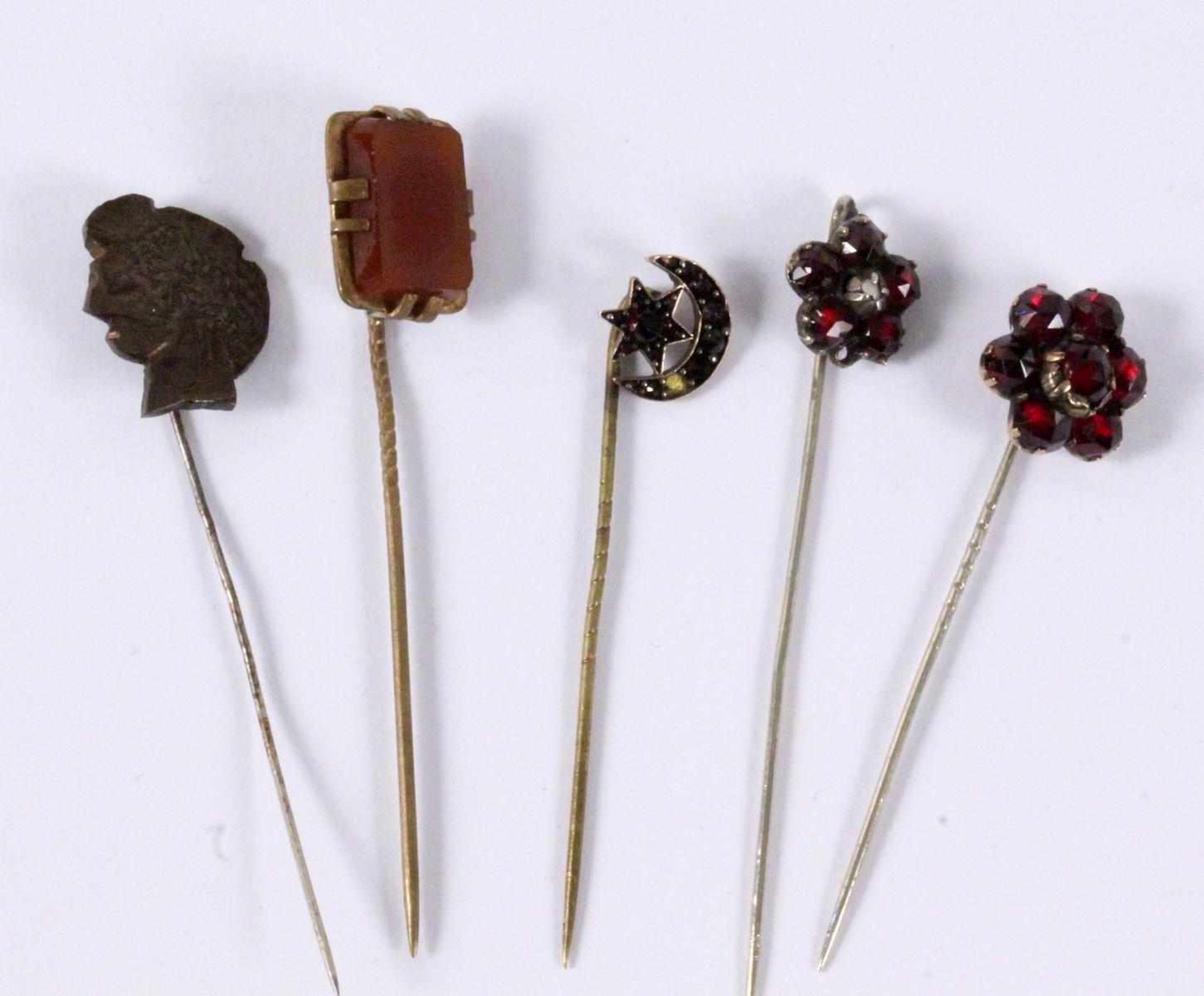 LOT VON 5 KRAWATTENNADEL 3 mit Granatbesatz A LOT OF 5 TIE PINS 3 set with garnets