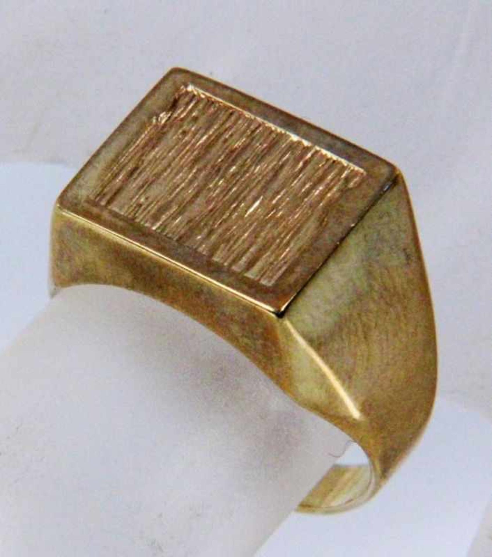 HERRENRING 333/000 Gelbgold. Ringgröße 66, ca. 4,75g A MANS RING 333/000 yellow gold. Ring size