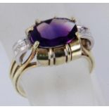 DAMENRING 585/000 Gelbgold mit Amethyst und Besatzdiamanten. Ringgröße 56. Brutto ca. 7,75g A LADIES