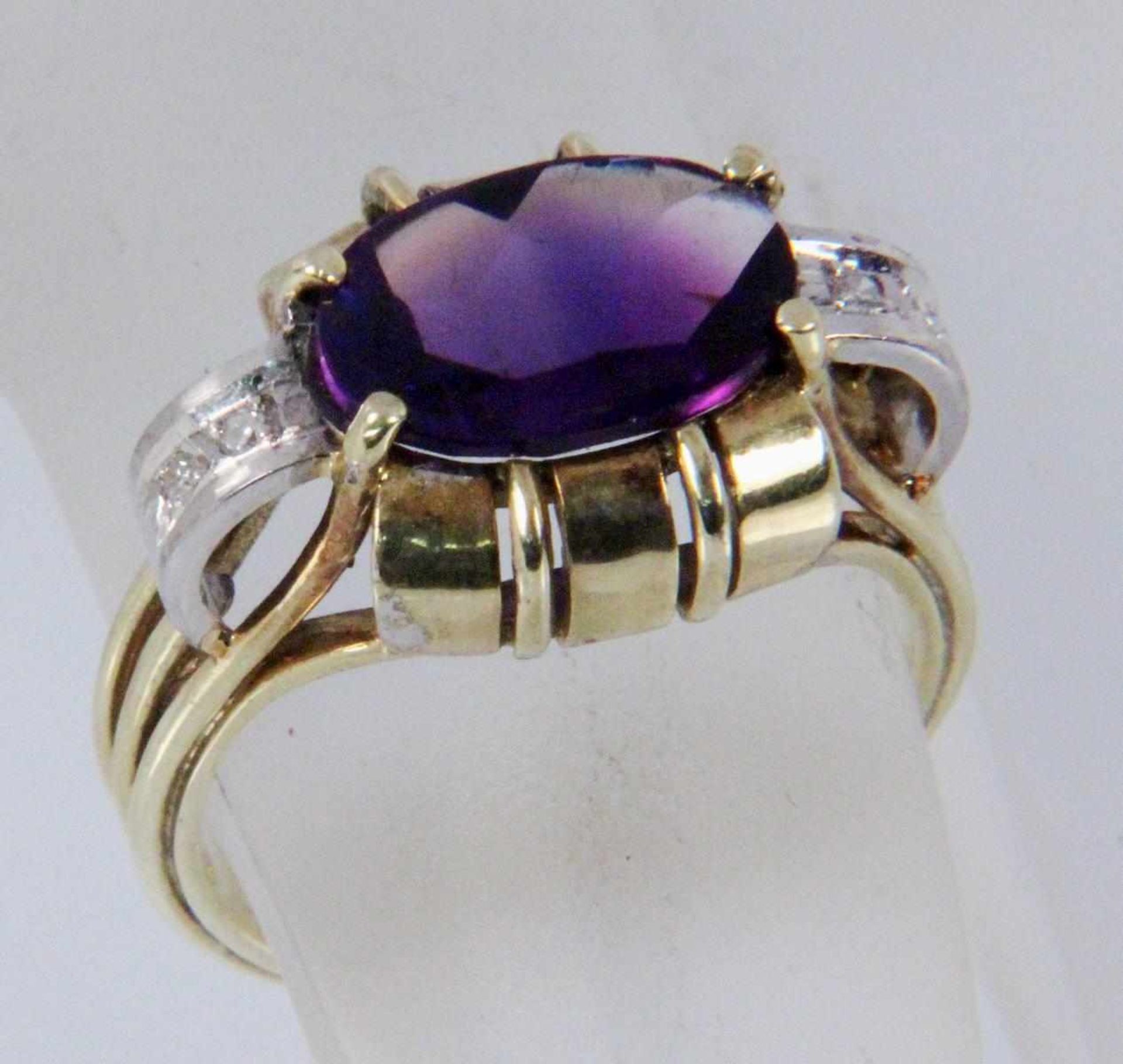 DAMENRING 585/000 Gelbgold mit Amethyst und Besatzdiamanten. Ringgröße 56. Brutto ca. 7,75g A LADIES