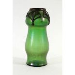 LOETZ ZIERVASE um 1900 Grünes, leicht irisierendes Glas mit Metallmontur. H.17cm. Metallrand min.
