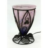 TISCHLAMPE IM ART DECO STIL Farbloses Glas mit violetten Pulvereinschmelzungen. Mit schwarzer